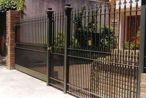 Enrejado en el frente de la casa Rejas de seguridad