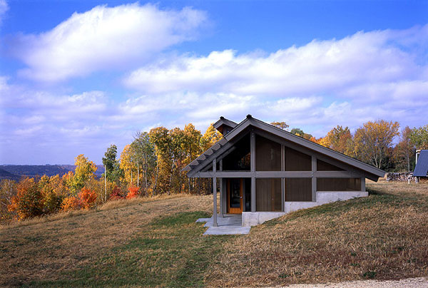 Vivienda de granjero en terreno desnivelado diseño contemporáneo Perfil de casa rural contemporánea americana