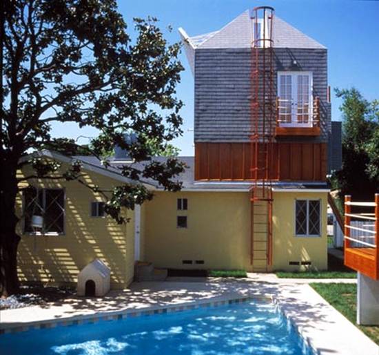 En parte tradicional y en parte deconstruida Sector en el exterior de la propiedad californiana