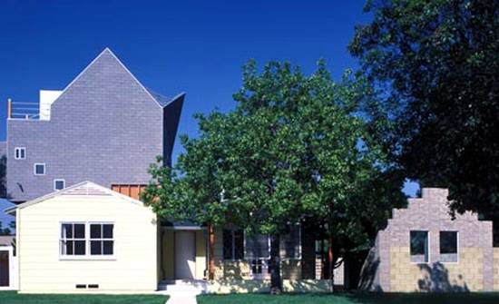 Residencia familiar rediseñada en California Petal House residencia californiana reformada vanguardista