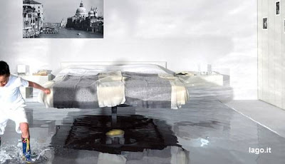 Cama suspendida sobre piso con agua Cama suspendida con pata central