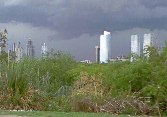 Edificios del borde costero de la Ciudad de Buenos Aires - Foto hhzorrilla Torres de Puerto Madero vistas desde la Reserva Ecológica de Buenos Aires.