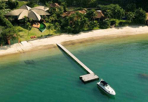 Vista aérea de la casa de playa en la costa de Brasil Arquitectura orgánica, tropical, y bioclimática
