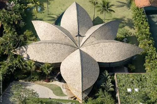 Casa de playa tropical con techos como hojas naturales Casa de playa de arquitectura orgánica y bioclimática