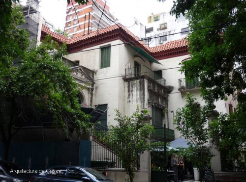 Fachadas y cotrafachadas de la casa Museo Evita Perspectiva de las fachadas por calle José M. Gutiérrez