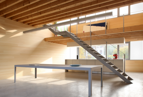 casa-madera-vidrio-interior Escaleras y niveles de madera interior