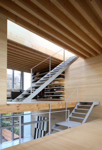 casa-madera-vidrio-interior-escaleras Interior de casa de madera