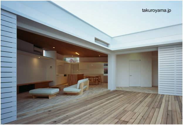 El patio central está pavimentado con madera como un deck