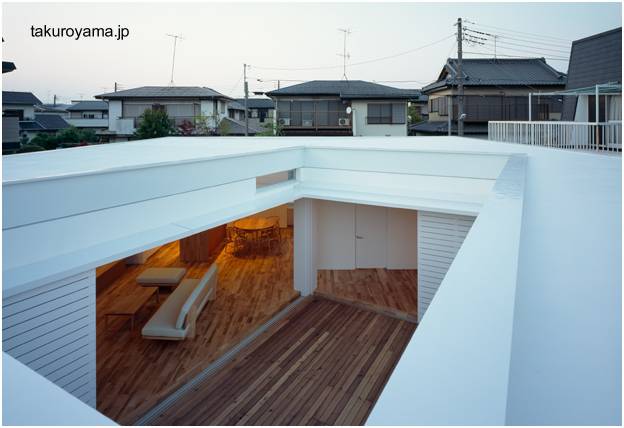 Patio central brinda aire y luz a los ambientes interiores