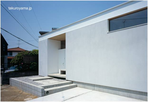 Casa minimalista japonesa con forma de caja de zapatos